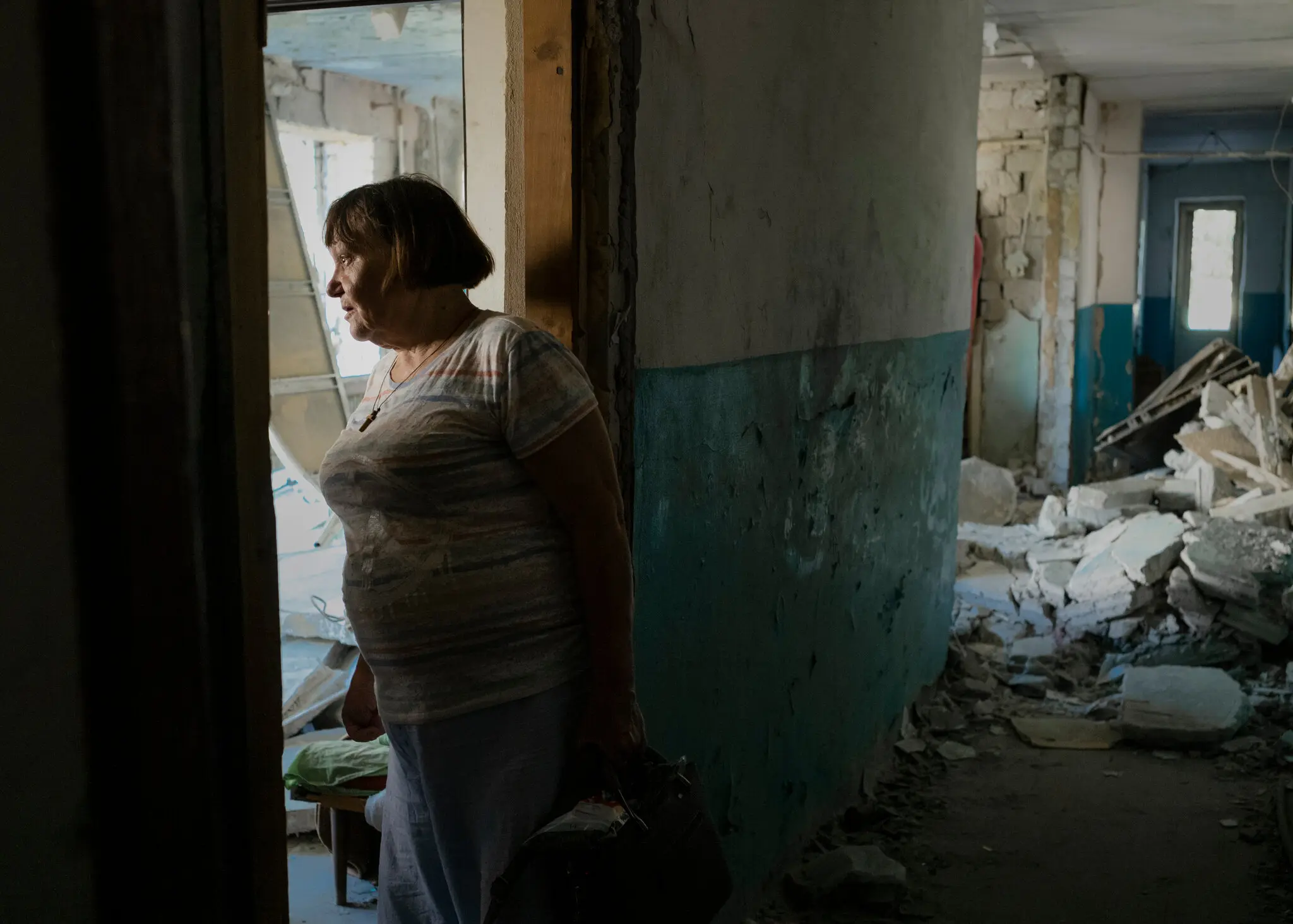 Поліна Золотарова у своєму зруйнованому будинку. «У неї більше не було обличчя», — сказала пані Золотарова про свою дочку, яка загинула під час удару та була витягнута з-під завалів. «Але я впізнав її»
